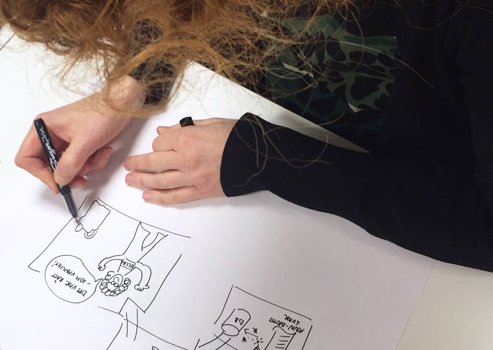 Deltagare som skissar ett storyboard för hand